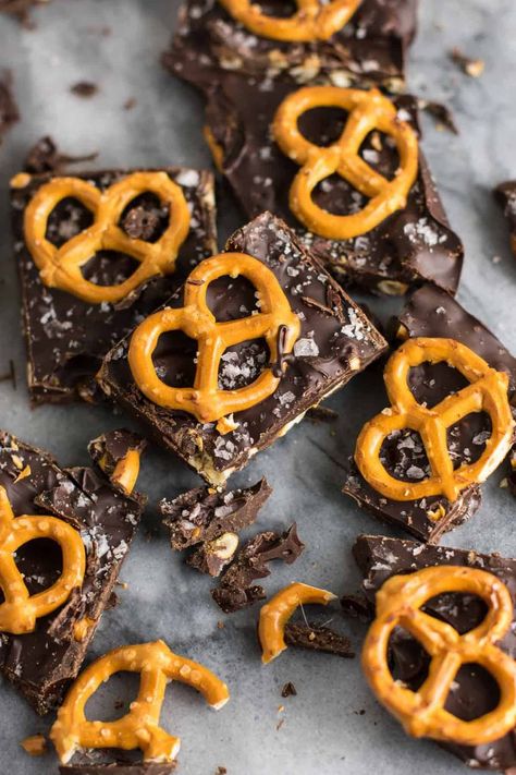 Homemade Confections, Chocolate Pretzel Bark, Pretzel Bark Recipes, Picknick Snacks, Chocolate Designs, Pretzel Bark, Group Recipes, Bark Recipes, Dark Chocolate Bark