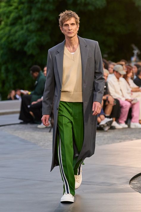 Green Sweatpants Outfit, Men Inspiration, Men Streetstyle, Green Sweatpants, Parisian Chic Style, Sweatpants Outfit, Mode Masculine, Mini Short, Spring Fashion Trends