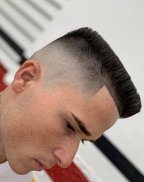 If you have fine and limp hair and are looking for hairstyles for straight hair, then a straight top style not only adds volume to your hair but is also guaranteed to give you a bold and edgy look. Burst Fade Haircut Straight Hair, Burst Fade Straight Hair, Haircut For Men Straight Hair, High Top Haircut, Gents Hairstyles, Flattop Haircut, High Top Fade, Hairstyles For Straight Hair, Flat Top Haircut