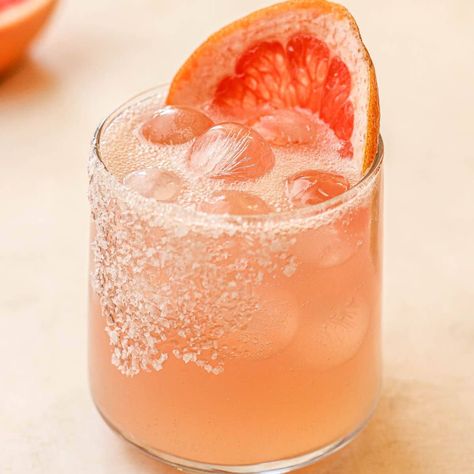 Pink Grapefruit Cocktail, Modern Mexican Wedding, Grapefruit Paloma, Coastal Cocktail, Paloma Recipe, Sunshine Birthday Party, Boat Drinks, Home Bartender, Grapefruit Cocktail