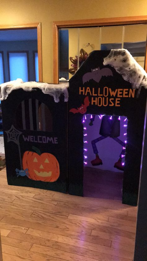 Halloween House Decorations Outside, Haunted House Trunk Or Treat Ideas, Haunted House Dramatic Play, Kids Haunted House Ideas, Dramatic Play Area Preschool, Kindergarten Centres, Haunted House For Kids, Community Village, Cardboard Props