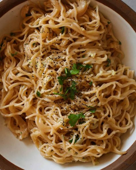 Parmesan Garlic Ramen | Kalejunkie Top Ramen Recipes, Gluten Free Ramen Noodles, Garlic Ramen, Gluten Free Ramen, Ramen Ingredients, Cheese Ramen, Ramen Noodle Recipes, Instant Ramen, Ramen Recipes