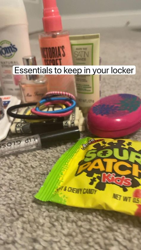 School Locker Essentials, Locker Supplies, Locker Essentials, School Bag Organization, High School Essentials, Back To School Preppy, Middle School Lockers, Hacks School, Middle School Essentials