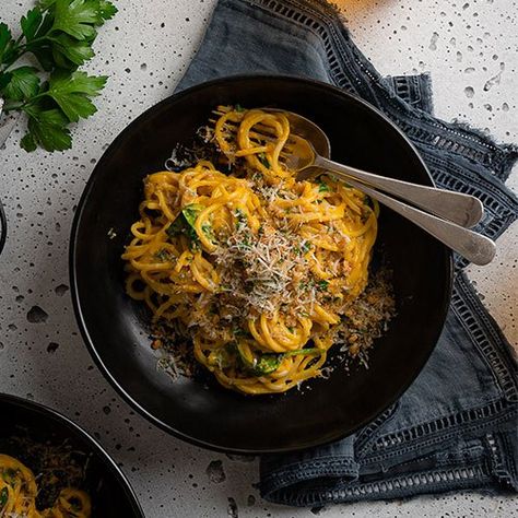 Creamy pumpkin and spinach spaghetti | New World Vegetarian Alfredo, Spinach Spaghetti, Pumpkin Spinach, Spinach Bread, Spaghetti With Spinach, Pasta With Alfredo Sauce, Creamy Pasta Dishes, Quick Food, Cheese Pumpkin