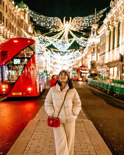 Travel blogger, Gabriella Wisdom, from Postcards from Hawaii standing underneath the Christmas lights on Regent Street, New Bond Street and Covent Garden. There is also a photo of the 60ft Christmas Tree in Covent Garden and a sunset of orange, peach and purple on the streets of London. Christmas Lights Poses Photo Ideas, London Christmas Photoshoot, Christmas Market Photo Ideas, London Christmas Outfit, London Christmas Photo Ideas, London Christmas Lights Poses, London Inspo Pics, London Christmas Aesthetic, Xmas In London