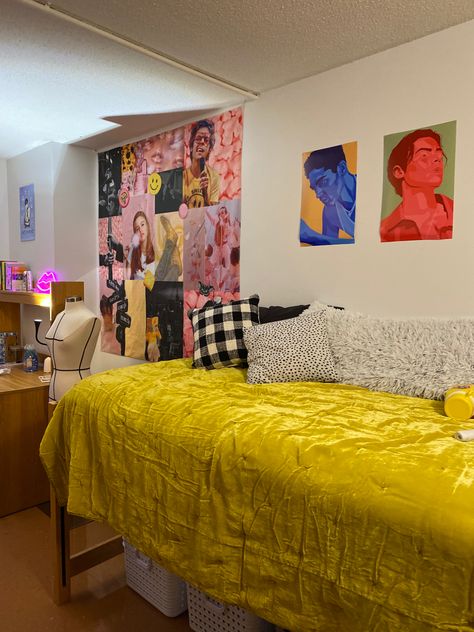 fitnyc dorm room Fashion Institute Of Technology Dorm, Nyc Dorm Room, Nyc Dorm, Fashion Institute Of Technology, Fashion School, Fashion Institute, School Life, Bedroom Aesthetic, College Life