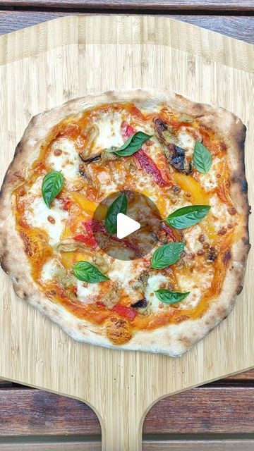 @ooni.fr on Instagram: "PIZZA
Aubergines et poivrons rôtis

Pour la cuisson de la pizza et des garnitures rôties, on va utiliser le tout nouveau four à pizza Ooni Koda 2 Max de @ooni.fr.

Partenariat rémunéré

Pour 4 pizzas
Les légumes
1 demie aubergine
1 demi poivron rouge
1 demi poivron jaune
1 demie tête d’ail
Huile d’olive, sel

Coupez les légumes en deux, épépinez les poivrons.
Versez un filet d’huile d’olive et une pincée de sel et enfournez pendant 30 minutes à 200 degrés avec une poêle en fonte Ooni ou jusqu'à ce que le tout soit bien grillé, presque brûlé.
Enlevez la peau des poivrons et coupez les en bâtonnets, videz l’aubergine avec une fourchette et mélangez-la avec l’ail.

Pâte
600gr de farine 00
400gr d’eau tiède
7gr de levure boulangère sèche
1 cas de sucre en poudre
8gr de Pizza Ooni, Sauce Tomate, 30 Minutes, Pizza, Pizzas