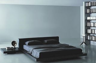 Black Japanese Platform Bed Japanese Platform Bed, Modern Black Bedroom, Minimalist Bedroom Furniture, House Minimalist, Loft Inspiration, Black Bedroom Design, Interior Design Minimalist, Minimalist Bed, Bed Platform