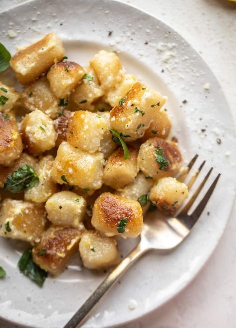 This lemon cauliflower parmesan gnocchi is the perfect weeknight meal or side dish! Cheesy, lemony, toasted gnocchi is delicious. Toasted Gnocchi, Parmesan Gnocchi, Lemon Cauliflower, Cena Light, Cauliflower Parmesan, Cauliflower Gnocchi, Parmesan Cauliflower, School Dinner, School Dinners