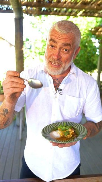 Alex Atala on Instagram: "Que tal experimentar uma receita diferente e deliciosa? 🍳🌶️ Hoje vou ensinar como fazer uma moqueca de ovo simples e fácil de preparar. 😋👨‍🍳 Se você é fã de pratos com sabor marcante e tempero na medida certa, não pode deixar de conferir essa receita! Para ver o passo a passo completo, é só acessar o link na minha bio. 🎥🔗 E se você testar essa delícia em casa, não esqueça de me contar o que achou nos comentários! 👇 #MoquecaDeOvo #Receita #CozinhaCriativa #Temper On Instagram, Instagram, Alex Atala