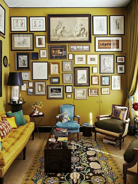 Mustard Living Rooms, Salon Art Deco, Modern Eclectic Living Room, Eclectic Living Room Design, Living Room Decor Eclectic, Mustard Walls, Funky Decor, Framed Pictures, Eclectic Living Room