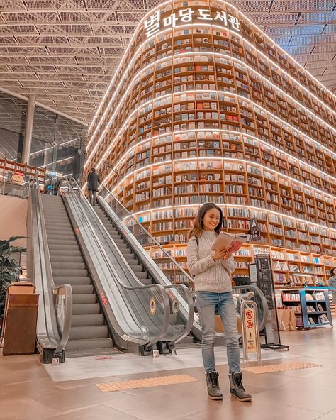 Here am I! Katrina L. in Seoul! 🇰🇷 This library was so beautiful! 📚 Starfield Library Seoul Photoshoot, Starfield Library Seoul Aesthetic, Korean Library, Seoul Library, Seoul Vacation, Coex Mall Seoul, Seoul Scenery, Starfield Library, Seoul Trip