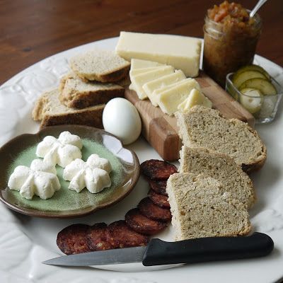 Irish Ploughman's Lunch. Irish Lunch, Irish Treats, English Lunch, Ploughman's Lunch, Skyrim Tavern, Medieval Feast, Ploughmans Lunch, Fairytale Food, Husband Lunch