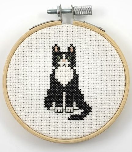 Black And White Cat Cross Stitch, Orange Cat Cross Stitch, Small Cross Stitch Patterns Free, Cute Cross Stitch Patterns, Cat Needlepoint, Cross Stitch Christmas Gifts, Cats Cross Stitch, Cross Stitch Cat, Cat Cross Stitches