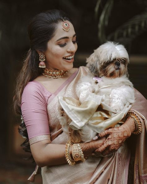 Kerala Simple Bride, Desi Things, South Indian Wedding Saree, Shower Photography, Simple Kurti, Kerala Bride, Simple Bride, Baby Shower Photography, Whatsapp Profile