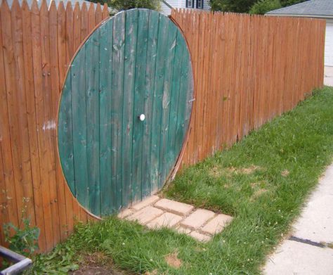 How to make a hobbit door, Cute! I don't know how practical a round door in the house would be, but this would be a fun way to incorporate it! Fairytale Farmhouse, Lotr Party, Hobbit Garden, Door Fence, Fence Door, Hobbit Door, Black Thumb, Second Breakfast, Hobbit House