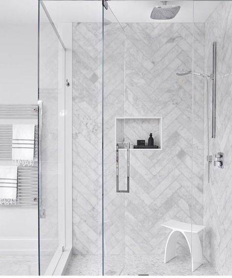 Large herringbone shower, small herringbone floor Home Interior Design Bathroom, Mountain Bathroom, Modern Bathroom Trends, Interior Design Bathroom, Home Decoration Diy, Master Shower, Mirror House, Appartement Design, Bathroom Remodel Shower