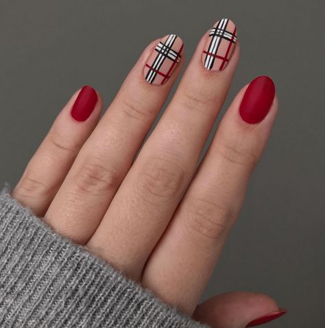 2024's Burberry Nails: A Fusion of Classic Plaid and Modern Art Burberry Nails Design, Gold Nails White, Nail Inspo Gold, Burberry Nails, Gucci Nails, Mens Nails, Nail Designs Ideas, Festive Nail Art, Plaid Nails