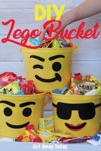 DIY Lego Bucket Craft || Get Away Today #LEGO #DIY #craft #halloween Lego Head Decoration, Lego Pillow Diy, Lego Birthday Centerpieces, Diy Lego Themed Birthday Party, Lego Themed Trunk Or Treat, Lego Head Diy, Lego Teacher Gifts, Lego Theme Party Ideas, Lego Trunk Or Treat Ideas For Cars