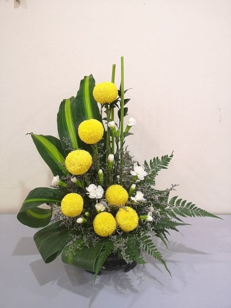 Fresh Flower Arrangement, Arreglos Ikebana, Floral Designs Arrangements, Contemporary Flower Arrangements, Modern Floral Arrangements, Floral Art Arrangements, Diy Floral Decor, Easter Flower Arrangements, Small Flower Arrangements