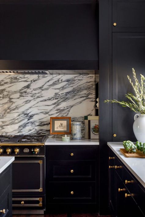 Kitchen Hood Design, Black Kitchen Cabinets, Dark Kitchen, Marble Backsplash, Kitchen And Bath Design, Transitional Kitchen, Kitchen Marble, Kitchen Inspiration Design, Black Kitchen