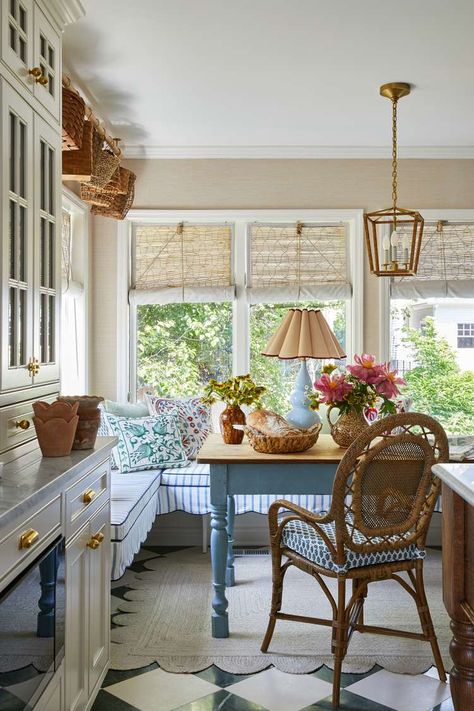 English Cottage Kitchens, Cottage Dining Rooms, Nancy Meyers, Cottage Living Rooms, Breakfast Nooks, Cottage Interior, Rattan Dining Chairs, Cottage Interiors, Dining Nook