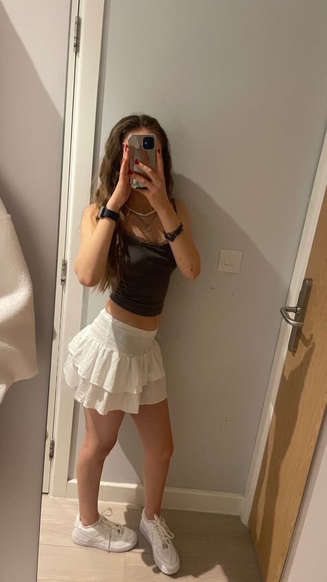 White Ruffle Skirt Outfit, White Mini Skirt Outfit, White Ruffle Mini Skirt, Ruffle Skirt Outfit, White Skirt Outfits, Ruffle Outfit, Outfit Inspo Summer, Casual Preppy Outfits, Trendy Outfits For Teens