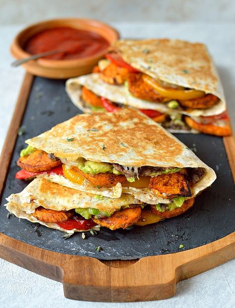 Loaded Veggie Quesadillas Healthy Quesadillas, Veggie Quesadilla Recipes, Pizza Quinoa, Healthy Quesadilla, Veggie Quesadillas, Veggie Quesadilla, Quesadilla Recipes Easy, Vegetarian Quesadilla, Doner Kebab