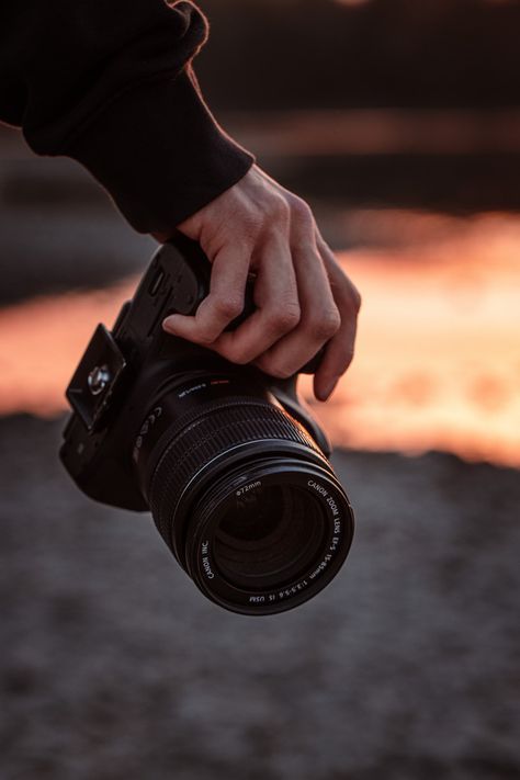 Thanks to @JoachimPressl for making this photo available freely on @unsplash 🎁 Photographer Self Portrait, Camera Wallpaper, Photography Student, Photographer Camera, Kunst Inspiration, Photos Hd, Canon Camera, Photography Camera, Download Free Images