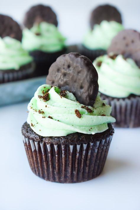 Mint Chocolate Cupcakes • Dance Around the Kitchen Mint Chocolate Recipes, Mint Buttercream, Mint Chocolate Cupcakes, Mint Cupcakes, Summer Cupcakes, Cream Cheese Bars, Chocolate Mint Cookies, Lime Cream, Cupcake Recipes Chocolate