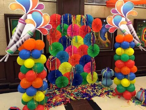 Catch Attention using by Beautiful Balloons - DIY Holi Decoration Ideas Holi Decoration, Holi Theme, Holi Party, Holi Festival Of Colours, Holi Colors, Colorful Wall Hanging, Holi Celebration, Holi Festival, Board Decoration