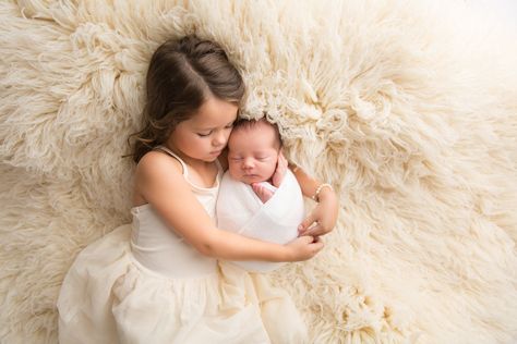 Baby Sibling Photography, Newborn And Sister Photography, Newborn With Siblings Photography, Newborn Photography With Sister, Newborn Photoshoot With Sister, Newborn And Big Sister Photography, Newborn Photography With Big Sister, Newborn Sibling Pictures, New Born Baby Girl Photoshooting With Siblings