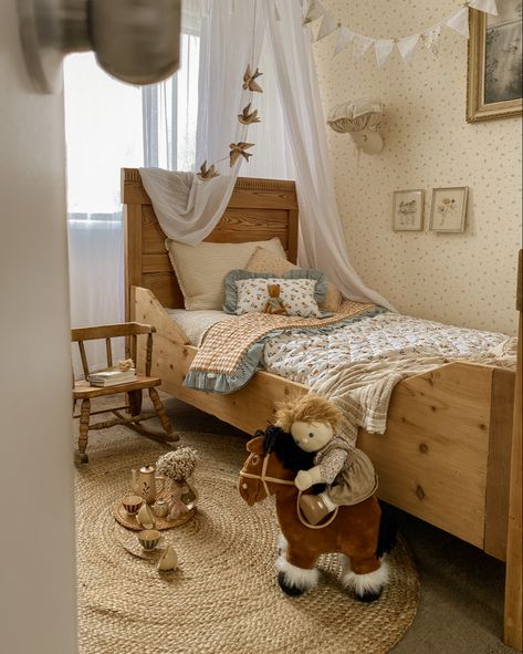 Vintage Country style. Kids Room Vintage, Vintage Kids Bedroom, Vintage Toddler Rooms, Farmhouse Kids Bedroom, Vintage Boys Room, Whimsical Bedding, Vintage Girls Rooms, Vintage Country Style, House Kids Room