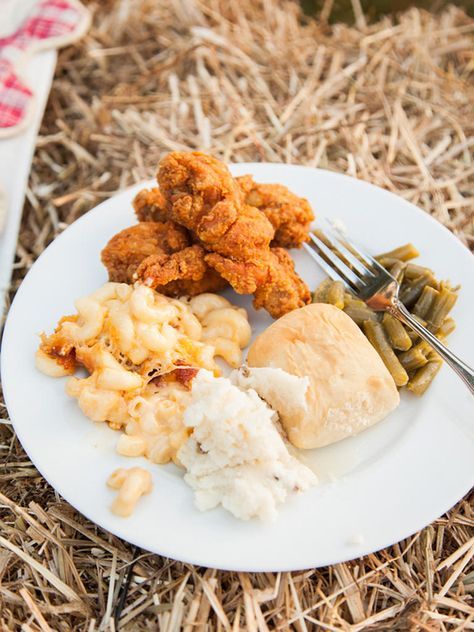 Southern wedding food for a reception dinner... Mac and Cheese, Mashed Potatoes, Fried Chicken and Green Beans Dinner Mac And Cheese, Southern Wedding Food, Winter Wedding Food, Chicken And Green Beans, Rustic Wedding Foods, Wedding Food Menu, Cheese Mashed Potatoes, Wedding Reception Dinner, Chicken And Biscuits