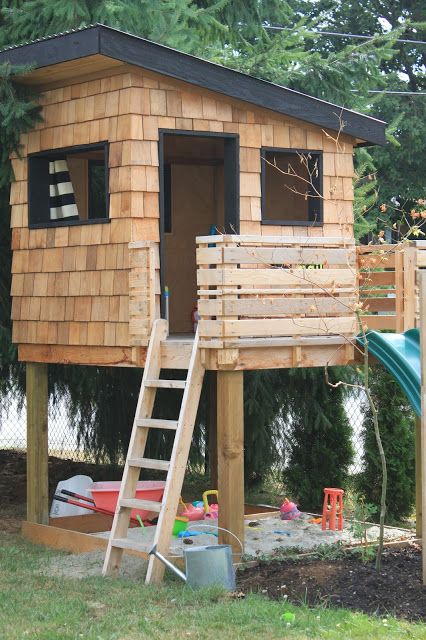 Cool fort Outside Playhouse, Modern Playhouse, Backyard Fort, Kids Forts, Playhouse Plans, Tree House Diy, Diy Playhouse, Backyard Playhouse, Build A Playhouse