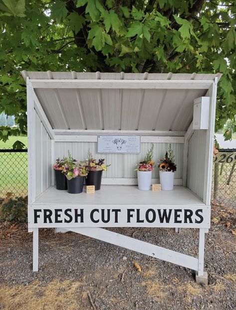 Small Roadside Farm Stand, Small Farm Stand Diy, Crochet Decor Ideas, Bread Sculpture, Flower Trailer, Farm Market Ideas, Roadside Stand, Make Your Home Cozy, Growing Cut Flowers