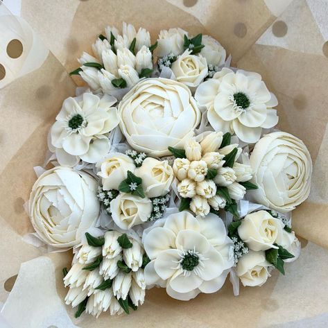 White Cupcake Bouquet, Wedding Cupcakes Bouquet, Wedding Cupcake Bouquet, Wedding Cupcake Bouquet Centerpieces, White Floral Cupcakes, White Flower Cupcakes, Cupcake Bouquet Centerpiece, Cupcake Bouquet Diy, Cupcake Desserts