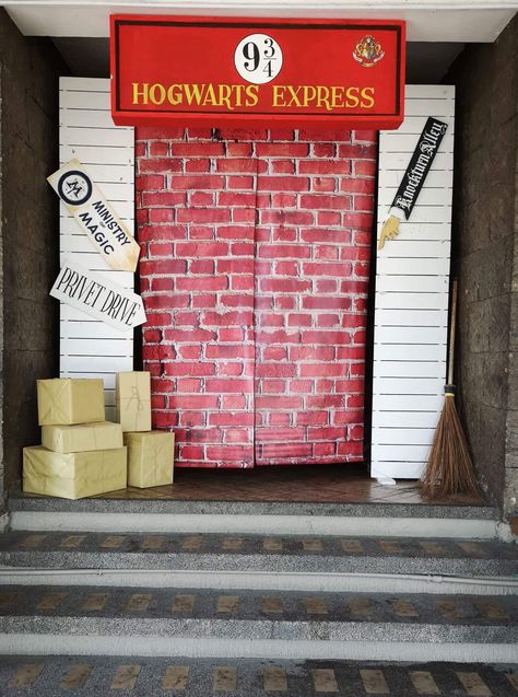 Harry Potter Party Photo Booth, Diagon Alley Party, Harry Potter Booth Ideas, Diy Diagon Alley Shops, Hogwarts Party Aesthetic, Hogwarts Express Poster, Hogwarts Decorations, Halloween Hogwarts, Harry Potter Decorations Diy