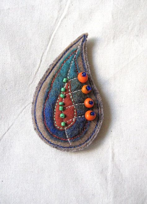 Wool Felt Projects, Embroidered Brooch, Felt Beads, Fabric Brooch, Brooch Diy, Wool Embroidery, Felt Embroidery, Felt Jewelry, Fiber Jewelry