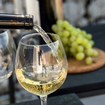 5 mitos sobre los vinos blancos y cuáles beber según la ocasión Fancy Glassware, Wine Types, Cocktail Garnishes, Cheers Wine, Italian Cocktails, Salmon Potato, Waffle Cookies, Lasagna Pasta, Lunch Appetizers