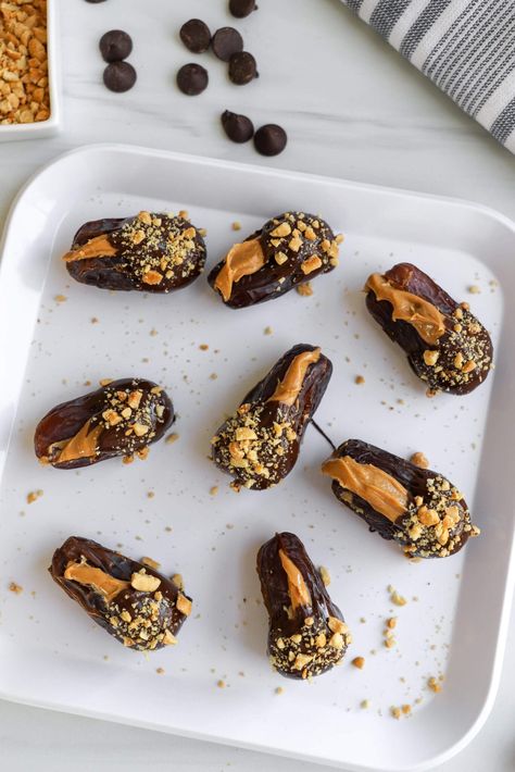 Chocolate-Dipped Peanut Butter Stuffed Dates Fig Peanut Butter Chocolate, Peanut Butter Stuffed Dates, Peanut Butter Dip, Easy Candy Recipes, Stuffed Dates, Easy Candy, Holiday Desserts Table, Candy Recipe, Banana Chips