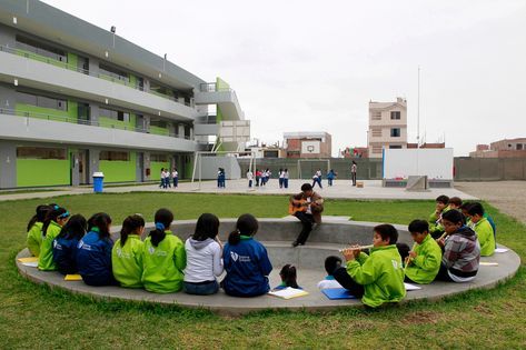 Innova Schools. Peru. The school built by world-class designers. Innova Schools, 21st Century Classroom Design, Innovative School Design, Outdoor Learning Spaces, School Building Design, College Architecture, 21st Century Classroom, Campus Design, Future School