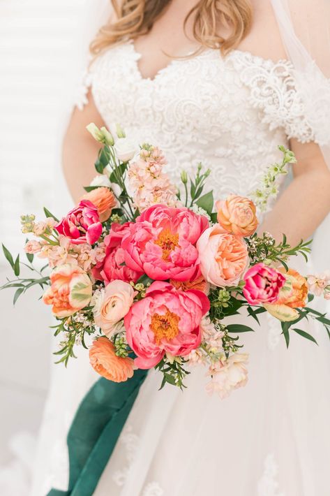 Prom Flowers Bouquet Emerald Green Dress, Flowers To Go With Emerald Green Dress, Flowers With Emerald Green Dress, Emerald Spring Wedding, Green And Pink Wedding Theme, Emerald Green And Pink Wedding, Gold Spring Wedding, Emerald Wedding Decor, Emerald Green And Gold Wedding