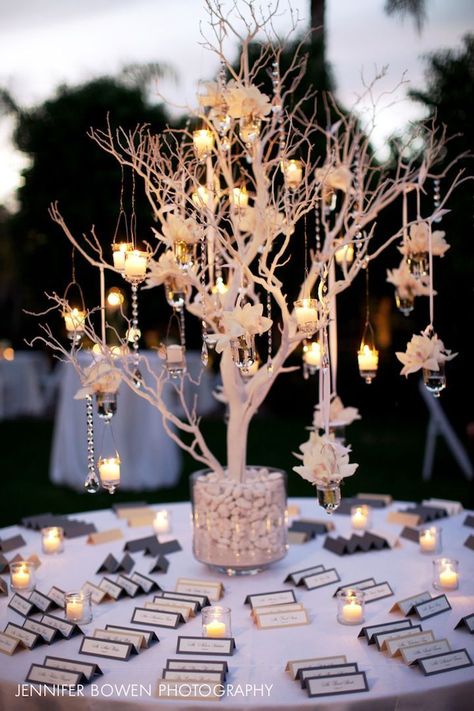 Small Tree Centerpieces Wedding, Creative Seating Cards, Quinceanera Centerpieces, Tree Centerpiece, Rustic Wedding Decorations, Tafel Decor, Tree Centerpieces, Wedding Projects, Boda Mexicana