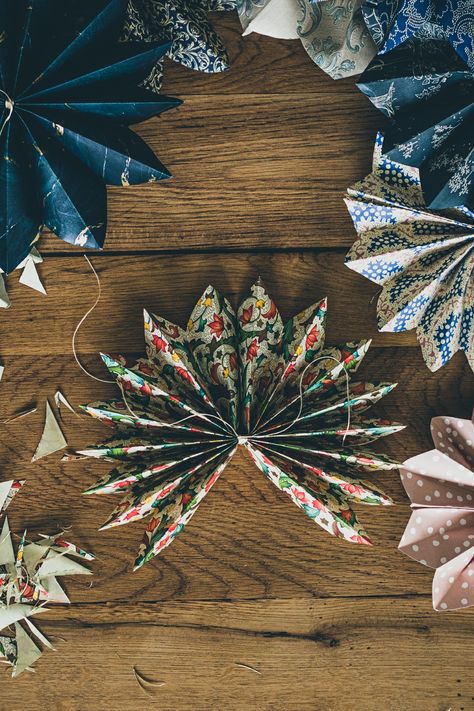 Navidad Natural, Jul Diy, Folded Paper, Style Travel, Noel Christmas, Daily Style, Winter Crafts, Decorations Ideas, Christmas Paper