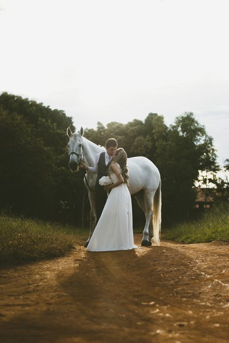 White Horse Wedding Photos, Pre Wedding With Horse, Horse Wedding Photography, Wedding Entrance On Horse, Wedding Photoshoot With Horse, Horses Wedding Photography, Wedding Photos Horses, Bride Horse Photography, Wedding Photo With Horse