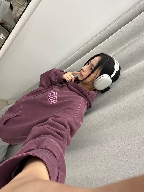 Wearing Headphone, Kim Min Ji, Newjeans Minji, New Jeans Style, Kim Min, Twitter Update, Pretty Selfies, Powerpuff Girls, Kpop Girl Groups