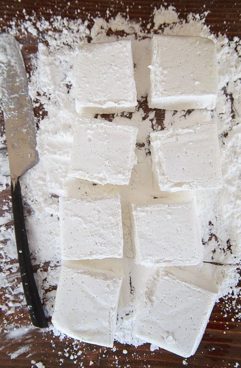 Um pequeno lote de marshmallows!  dessertfortwo Crockpot Candy, Small Batch Baking, Dessert For Two, Diy Desserts, Homemade Marshmallows, Homemade Candies, Homemade Vanilla, Sweets Treats, Candy Recipes