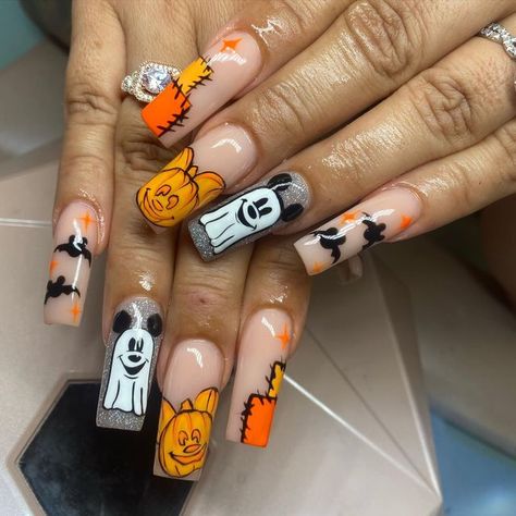 Cute Halloween Nail Art Designs, Disney Nails October, Disney October Nails, Medium Nails Halloween, Halloween Disneyland Nails, Disney Square Nails, Disney Halloween Acrylic Nails, Halloween Nails Characters, Disney Pumpkin Nails