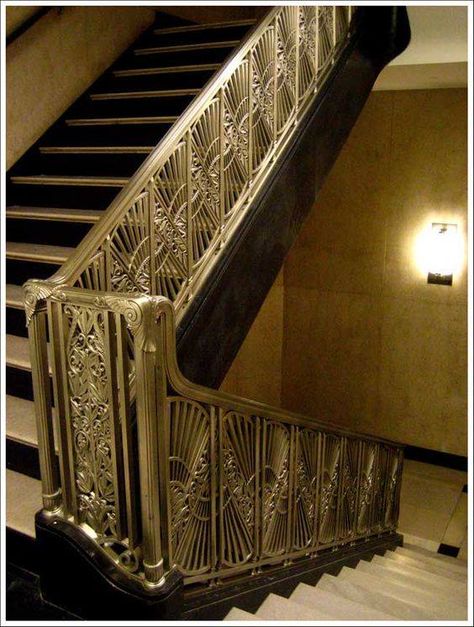 Art Deco Staircase in The Chicago Daily News Building Riverside Plaza Art Deco Staircase, Riverside Plaza, Architecture Art Nouveau, Art Deco Inspiration, Art Deco Interior Design, Streamline Moderne, Art Deco Decor, Tech Art, Art Deco Buildings